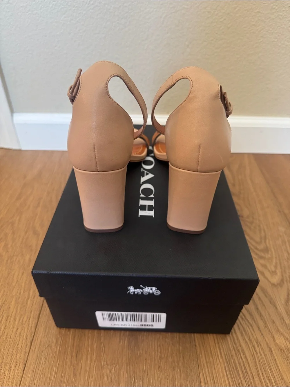 Beautiful Coach Brown Leather Chain-Link Block Heel Sandals - Picture 3 of 7